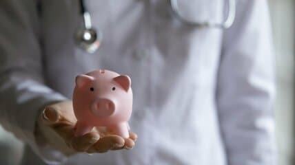 【社会保険料】10月の給与から天引き額が変わるのはなぜ？東京都の協会けんぽなら標準報酬月額30万円で月「4万2570円」