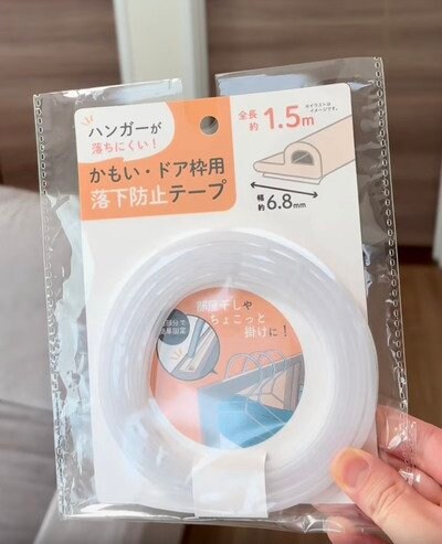 「ぜひ真似させてください...！」通るたびにすぐ落ちる〈ドア枠に干した洗濯物〉→セリアの〈落下防止テープ〉でスッキリ解決