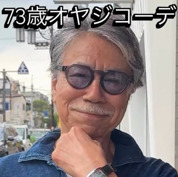 【73歳イケオジ】シンプルなのにきちんと感あり！ネイビーシャツ×ストライプパンツの「爽やかコーデ」が素敵