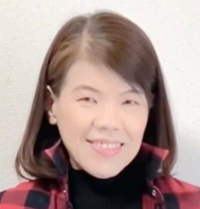 【60代マダム】赤×黒のチェックシャツで「大人カジュアルコーデ」を披露　「ストールあるの良いですね」