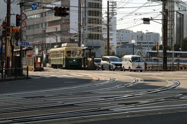 長崎県で遭遇した見慣れない信号 不思議な「曲」「直」表示に「異世界の信号笑」
