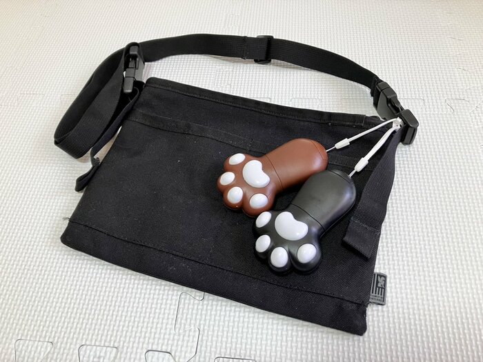 カバンにつけた猫の手ハンディファン