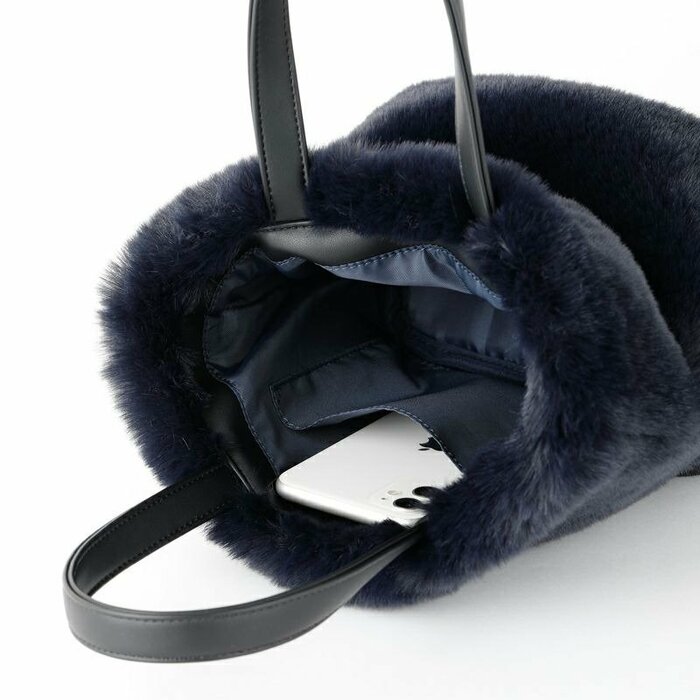 持ち手には高級感のある合成皮革のハンドルを採用