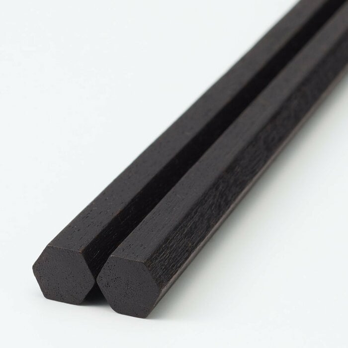 使われているのは「すり漆 六角箸」を作る工程で出た端材