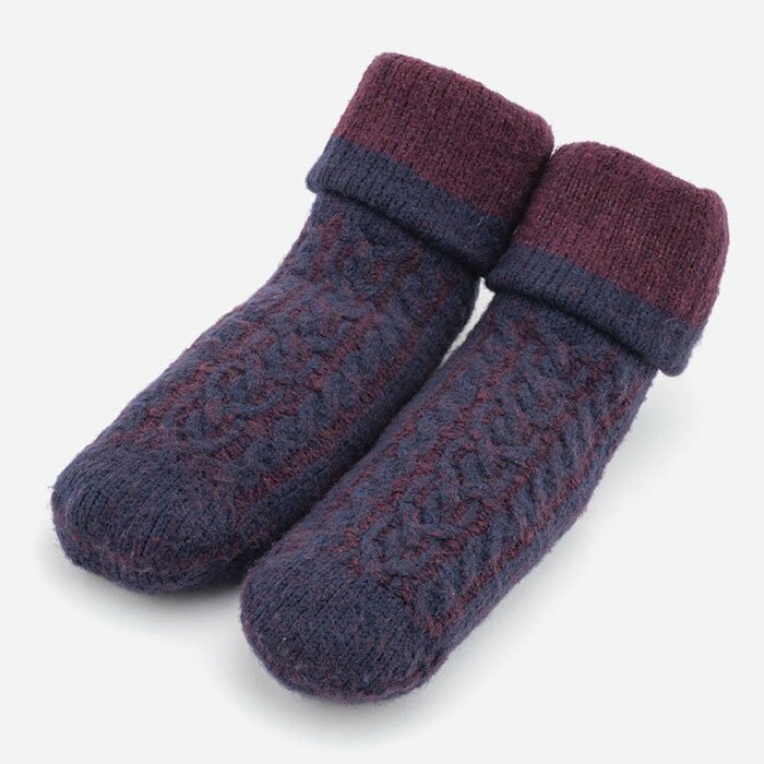 特殊な編み方で余計な縫い目がなく、履き心地にこだわったルームソックス