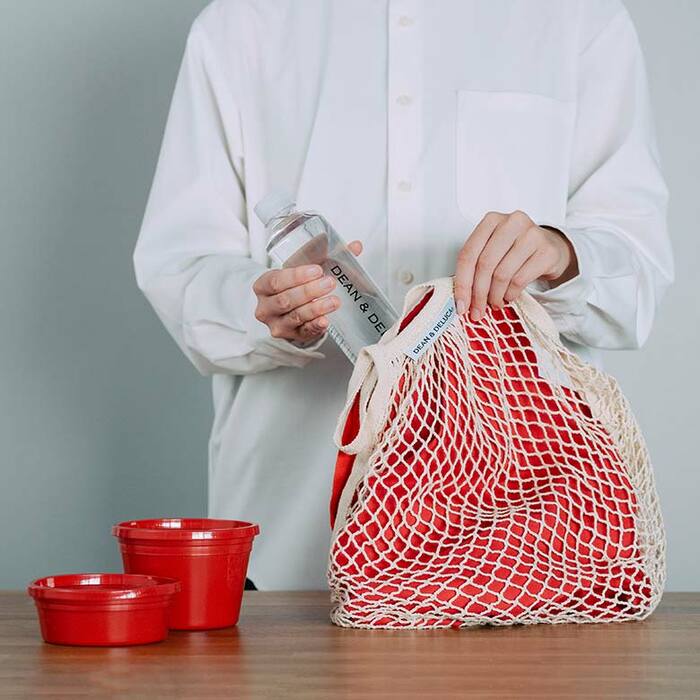 赤の巾着は、ネットバッグの中に入れると、中身の透け防止アイテムにも