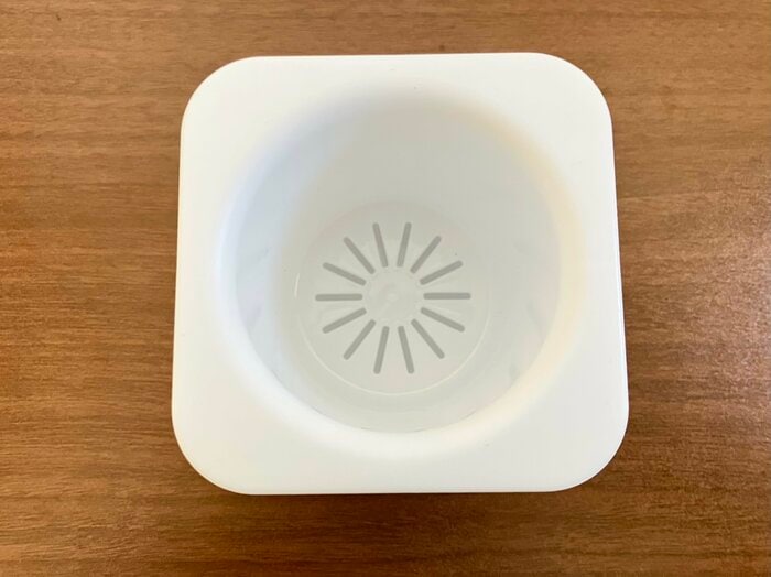 底面には放射状に縦長の穴が