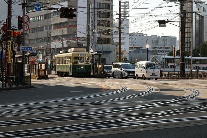長崎県で遭遇した見慣れない信号 不思議な「曲」「直」表示に「異世界の信号笑」