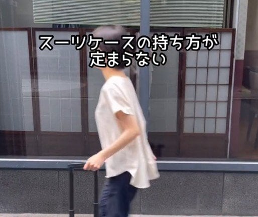 「スーツケースの持ち方が定まらない？」意外と知らない「さまざまなシーンでの持ち方」に思わず納得 