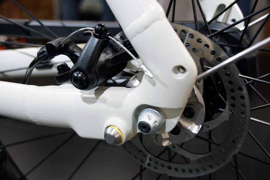 前後ディスクブレーキ採用で、手動でのロックはワンタッチ