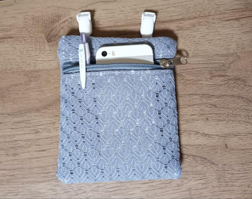 筆者撮影（ダイソー、移動ポケット縦型 レース柄）