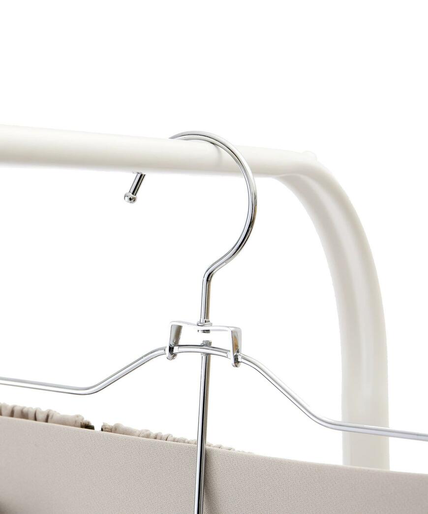 出所：パルグループ公式ファッション通販サイト 3COINS 《かさばらず、すっきり収納》4連スカートハンガー