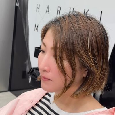 ボブヘアの女性が「丸みくびれショート」でスタイルチェンジ！上品な女性らしいスタイルが素敵