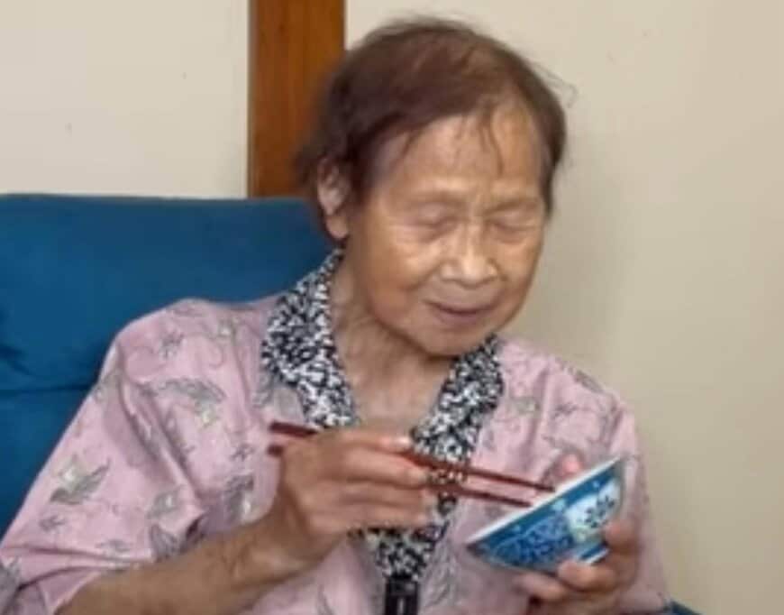 94歳のおばあちゃんが電子レンジで角煮作りに挑戦。手軽で美味しい料理と孫との笑顔あふれる食事風景