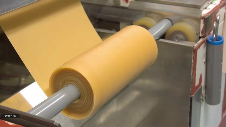 生地をローラで巻く