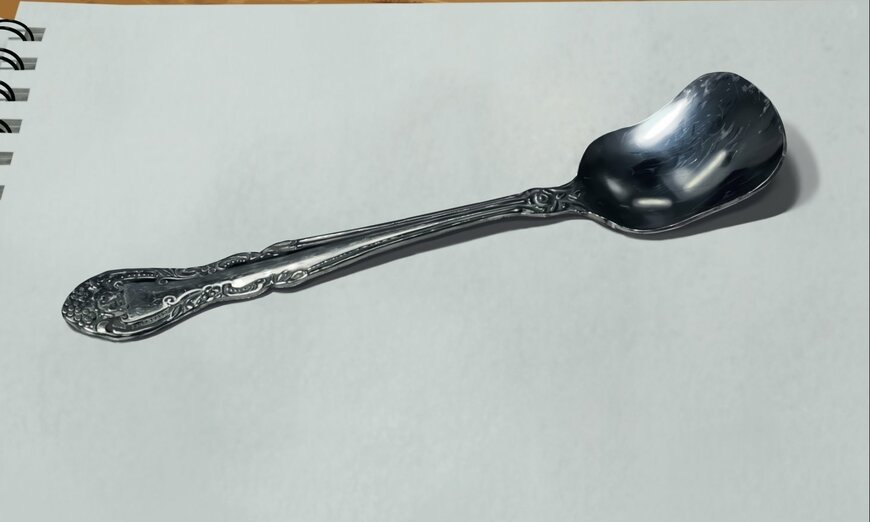 スケッチブックの上のスプーン