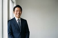 係長とはどんな役職？平均年齢45.4歳、賃金は月39万9200円。残業は月15時間で、役職なしの12時間も課長級の4時間も上回ります
