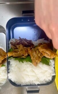 【彼氏に作る生姜焼き弁当】ぜーんぶ手作り！愛情とボリュームがたっぷりの生姜焼き弁当が美味しそう