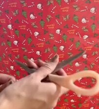 「すご！一瞬でかわいい」包装紙を破るだけ→子どもの笑顔はじける〈クリスマス記念写真〉が撮れる！驚きのアイデアDIY