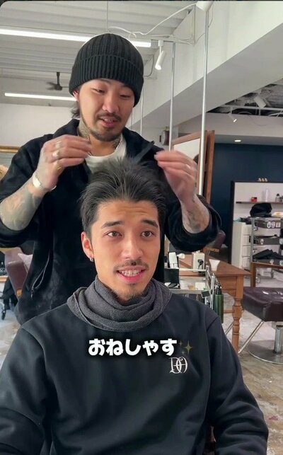黒髪で、トップに長さのある男性。帽子を外した来店時の様子（ビフォー）