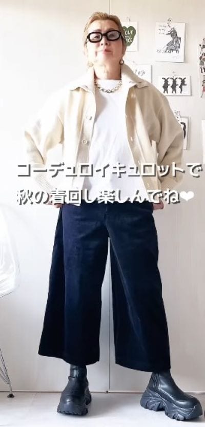 アイボリーのジャケットを羽織った着回しコーデ