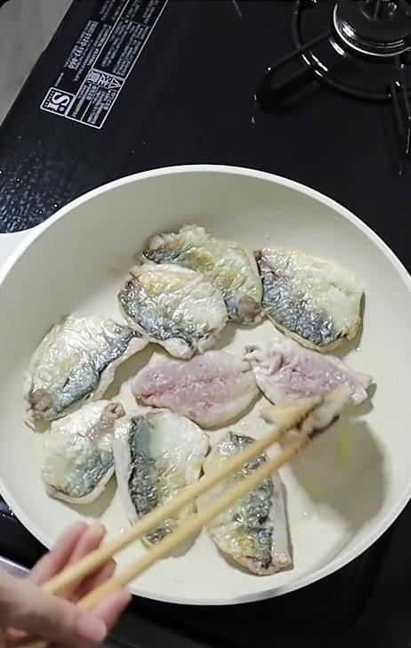 【アジの蒲焼き弁当】アジ4匹を捌いて甘辛ダレがおいしい蒲焼きに。ゆかりポテサラとナムルも並ぶお弁当が華やか！