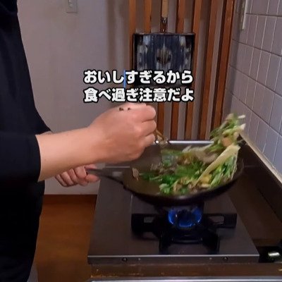 父が高校生の息子に作る絶品の【チンジャオロース弁当】ご飯の上にドーンとおかずをのせた食欲をそそる詰め方にも注目