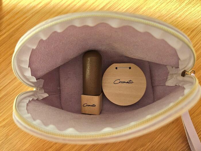 ポーチに収納した木製コスメ