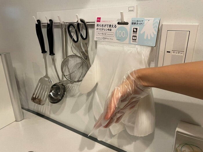続いて、手を直接入れる方法で手袋を取ってみます