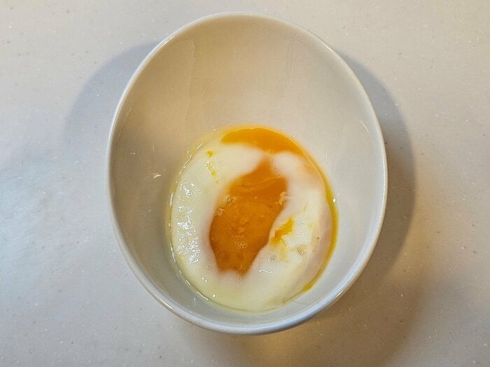 加熱時間を短くしてリベンジしたところ、温泉卵のような半熟感に仕上がりました!