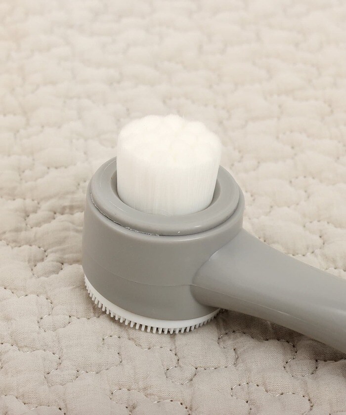 2種類の柔らかいブラシで優しく洗える