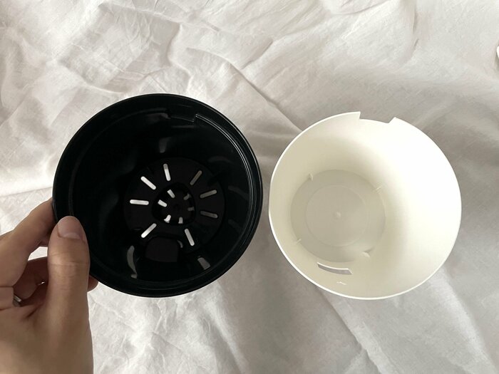 外側の白いケースと、内側の黒いポットの二重構造