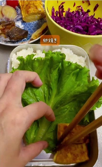 【男子高校生弁当】都民の日も学校があった長男に、母が大きな焼き鮭をのせた秋の彩り弁当