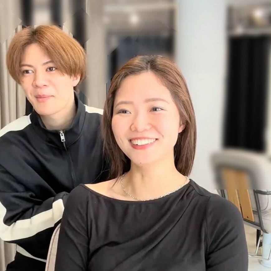 「どうしようかな」迷いながらも大胆カットを果たした女性　女性らしさのあるショートに大満足の笑顔！