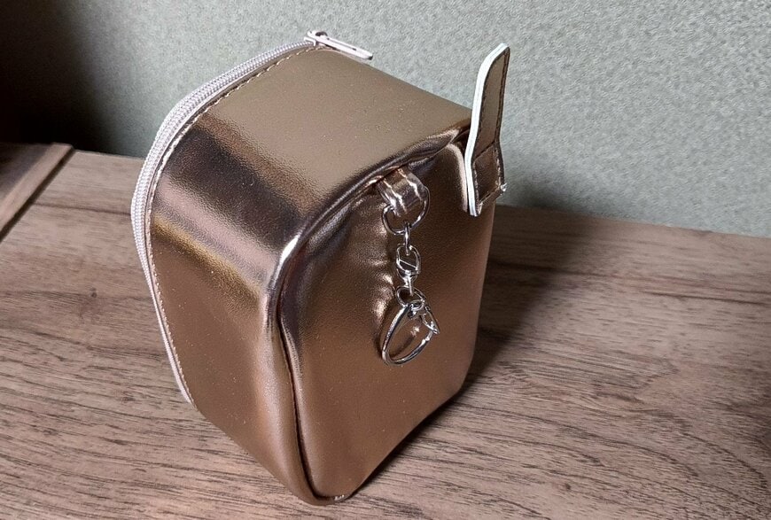 筆者撮影（キャンドゥ、ガラケー風 ぬいぐるみポーチ）