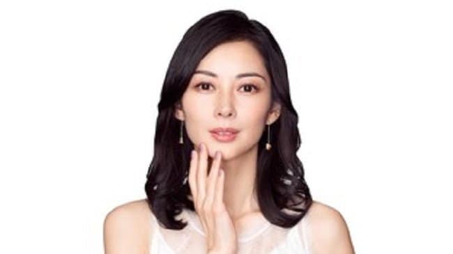 48歳 伊東美咲、近影ショットが反響「あの頃と変わらない」「変わらずお綺麗」「歳取らないお方！」撮影オフショット