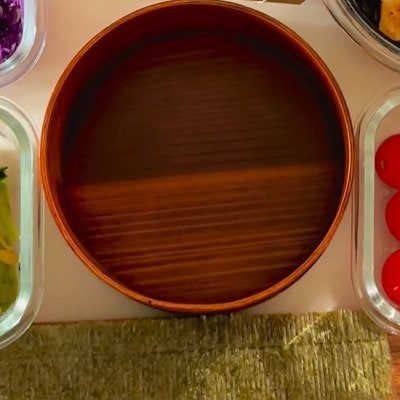 具材がはみ出た大きな【とり天むす弁当】が美味しそう！母が家族のために作った愛情弁当が「凄いボリューム」と話題