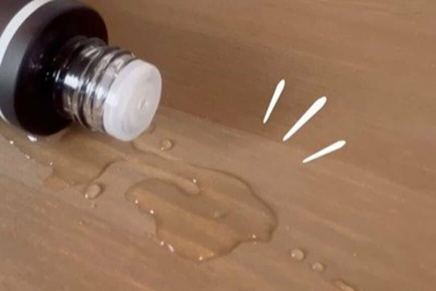 【DIY】普通の木製テーブルが「超撥水テーブル」に大変身　とんでもない撥水力に思わず目を疑う