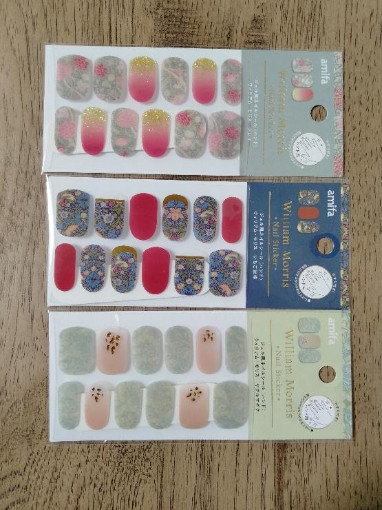 筆者撮影（キャンドゥ、モリスネイルシール ハンド クレイ・モリスネイルシール ハンド　いちご泥棒・モリスネイルシール ハンド ヤグルマギク）