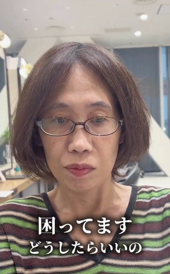 「昔はなかった髪のうねり」に困っていたメガネの女性が、カットでボブからトップに高さのあるショートにスタイルチェンジ