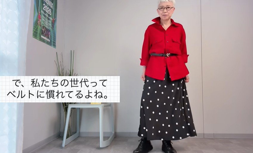ベルトでウエストマークしたドット柄スカートの着こなし