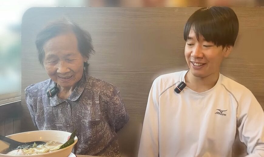 ラーメン屋さんで笑顔を見せるきのえおばあちゃんとお孫さん