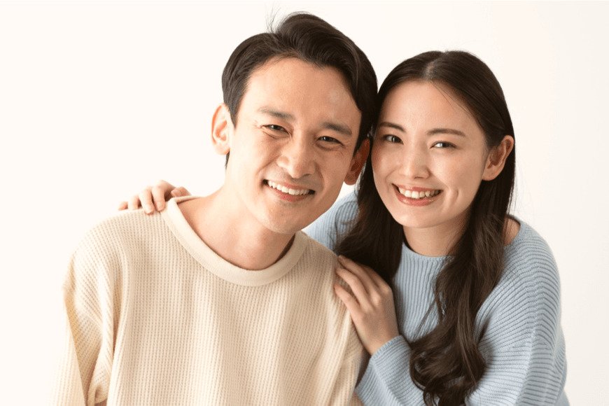 夫婦が並ぶ写真