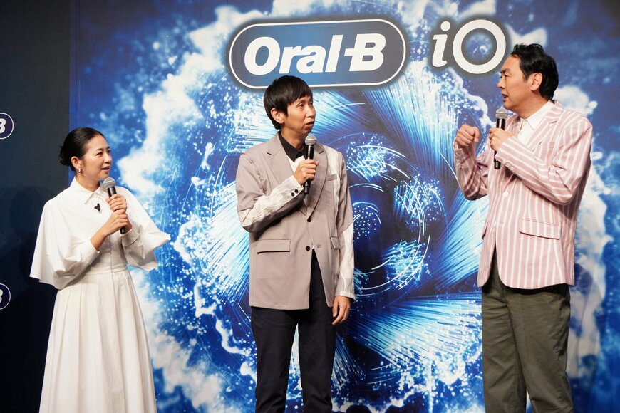 会話する3人の写真