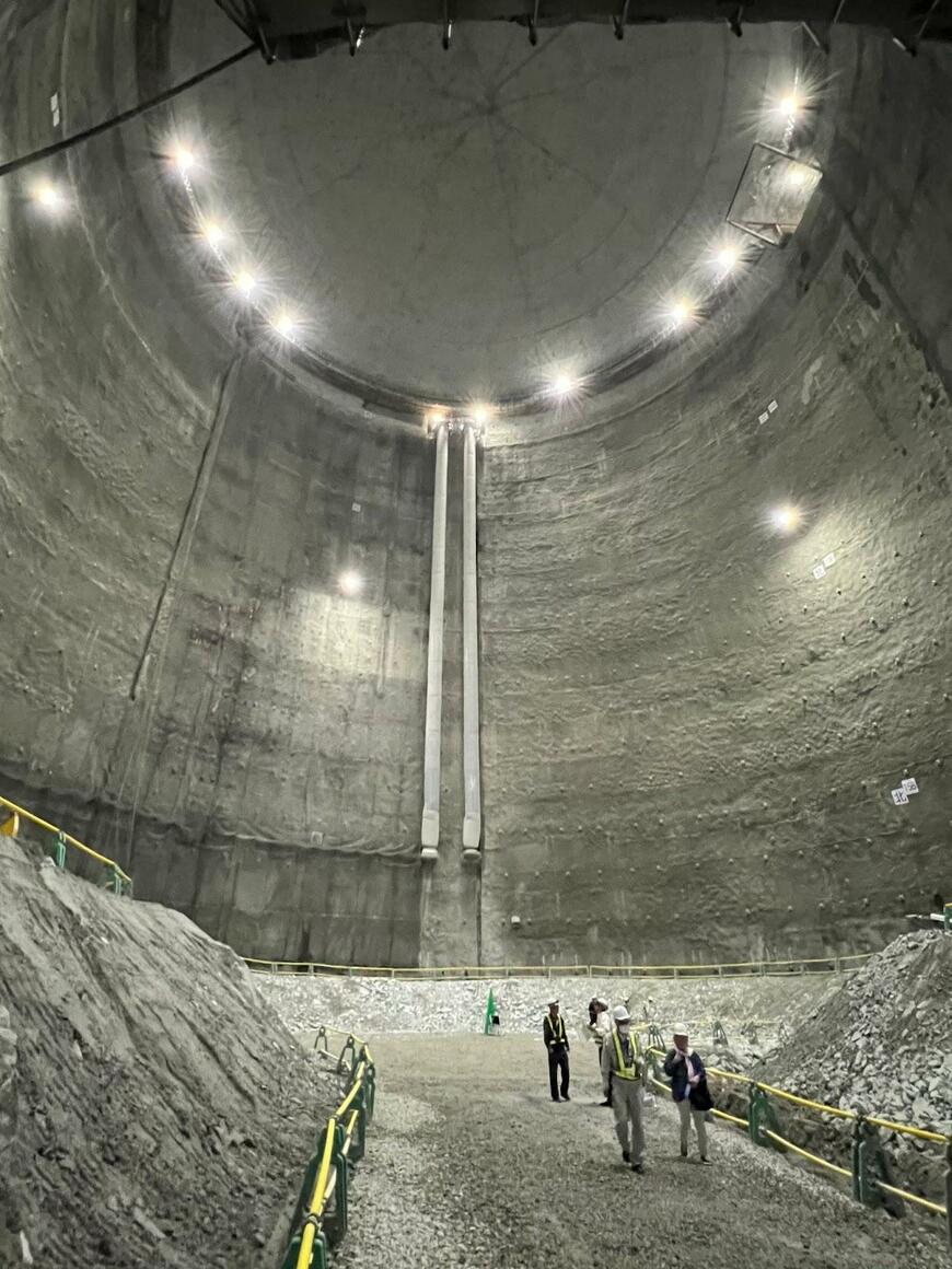 巨大な地下実験施設