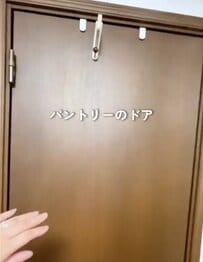 築30年超戸建〈存在感ありすぎドア〉を30代ママが…リメイクシート貼るだけDIY→「明るい海外ホテル風」に大変身！「めちゃくちゃいい！」と話題