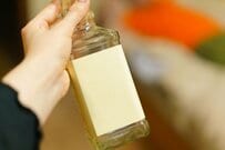 「昼からウイスキー？」昼休憩中の社内で誤解された持ち物　予想外の正体に「たしかにそう見えるかも」