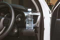 車の「ドリンクホルダー」にプリンを入れたら… ぴったりはまって取り出せない緊急事態に反響