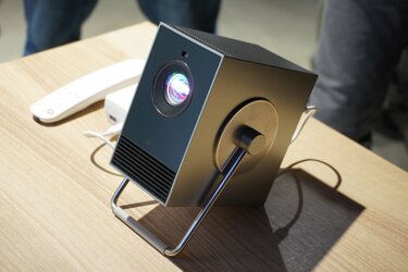 プロジェクターなのにおしゃれ＆簡単！LGミニマル4Kプロジェクターの 