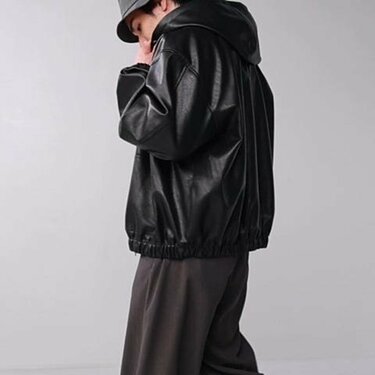 3500円で高見えレザー風」ワークマンフェイクレザーフーディ「男女問わ